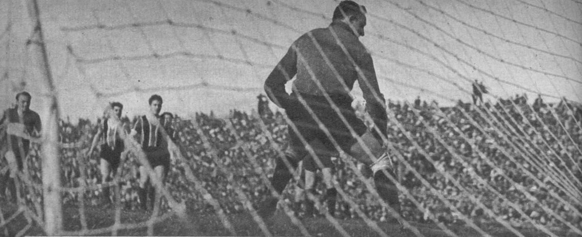 Imagen Isaac López se queda parado e inmóvil, viendo pasar la pelota enviada por Mario Boyé en la ejecución del tiro penal acordado por hand casual de Aráis. Así quedaron igualadas las posiciones en un gol, score con el que terminó la primera etapa.