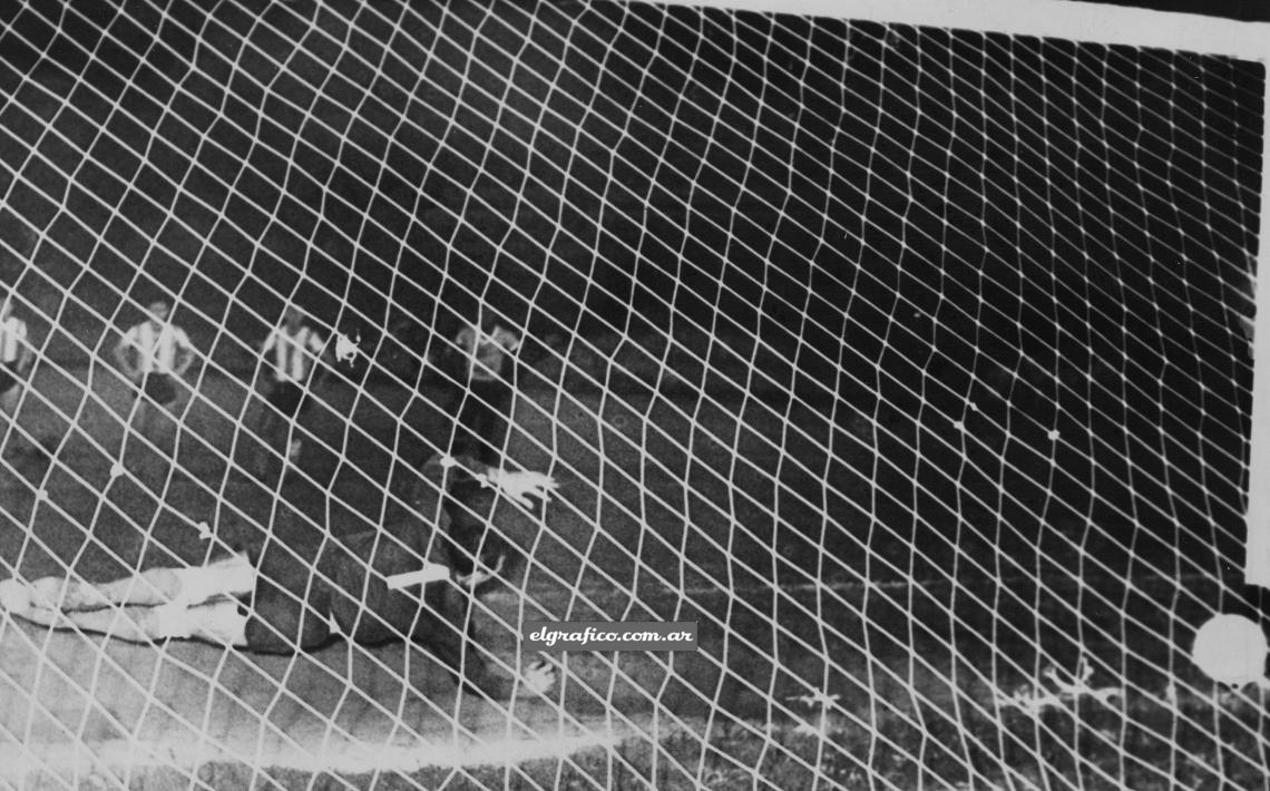 Imagen Se produce el primer gol de penal de los uruguayos a los nueve minutos de juego. Silveira, N° 6 uruguayo, especialista en esta clase de tiros, abre la cuenta, que luego sería demasiado larga. Negri se arrojó, pero el shot fue muy esquinado.