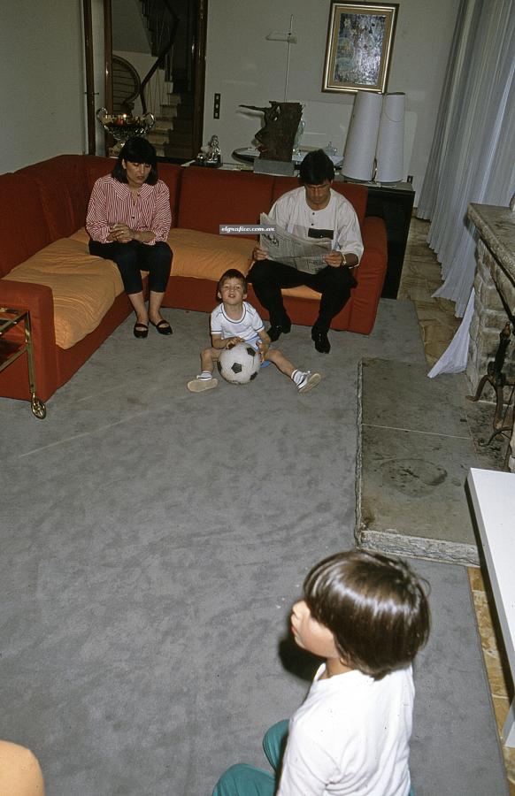 Imagen La familia disfrutando en casa, Graciela, Sebastián y Lucas Daniel que juegan con la pelota, y Daniel que lee los diarios.
