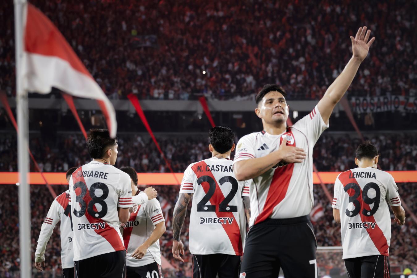 Imagen Salas ya se metió a la gente de River en el bolsillo por sus goles y sacrificio. Fotobaires.
