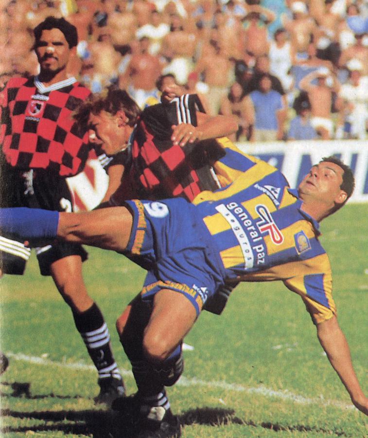 Primer gol de Central: Da Silva se anticipa a Goycochea, Rocha y Heinze para empujar la pelota a la red.