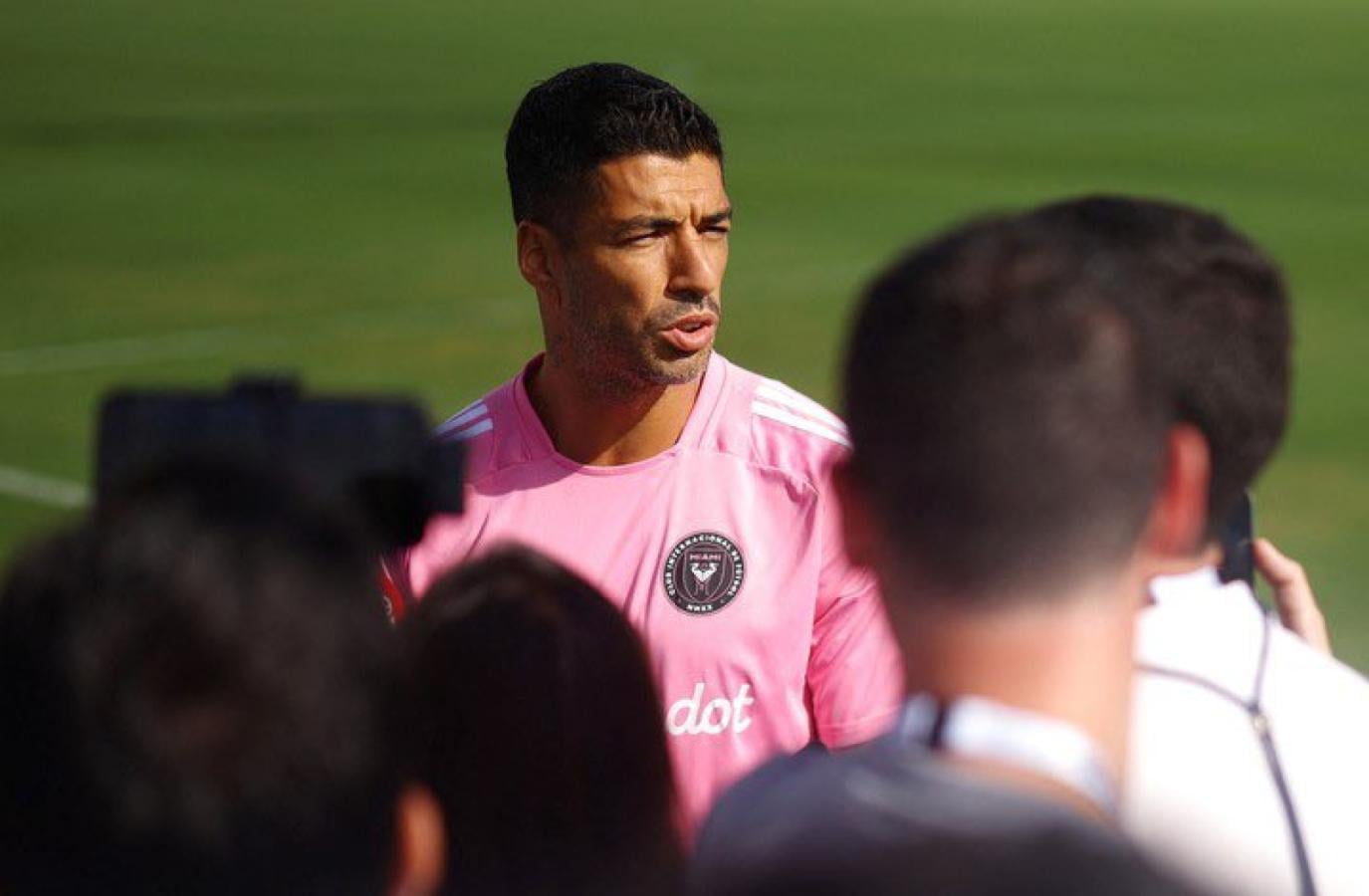 Imagen Luis Suárez atendió a los medios de prensa y palpitó el debut de su equipo.