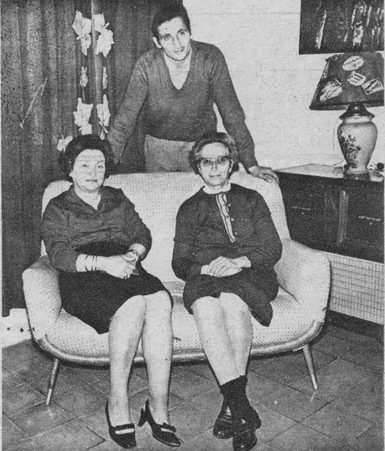 Imagen Los seres queridos. Con su madre; Della Buitrago de Fruet, y su tía, Teresa Fruet. En esa casa de la calle Italia 154 creció "Cito"... "En el barrio había dos clubes. Primero intenté practicar en Estudiantes, pero no me ponían... Y entonces después fui a Independiente, que está a una cuadra de casa. Ahí tuve más suerte..."