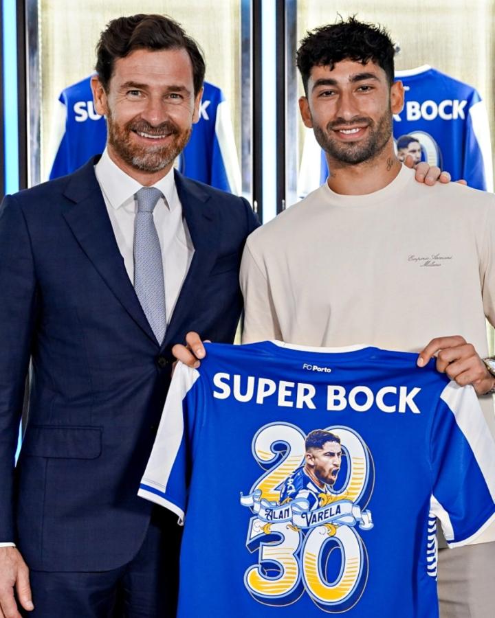 Imagen Alan Varela junto al presidente Villas-Boas tras renovar su contrato.