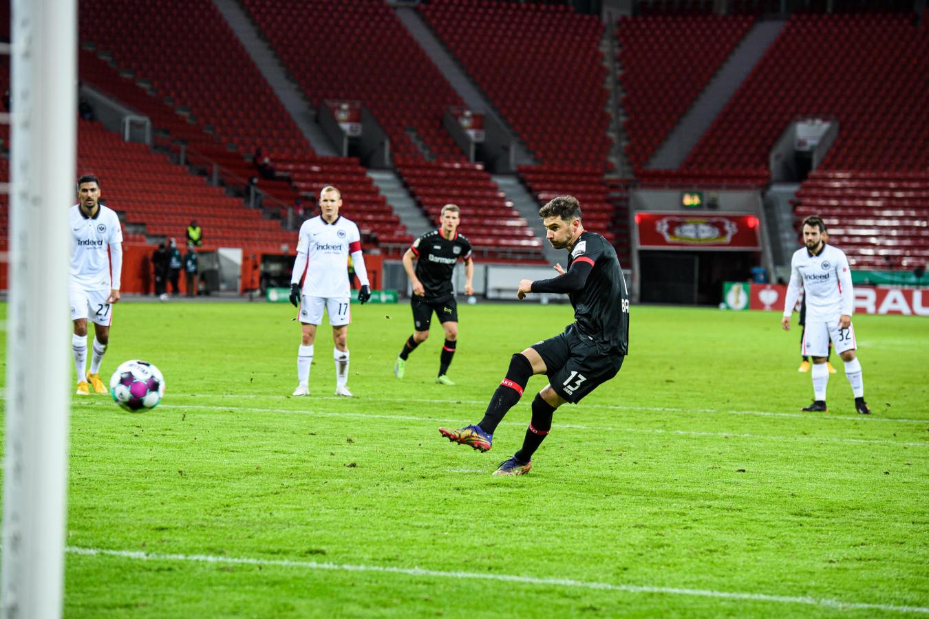 Imagen Alario marcó su tanto de penal. Iban 27 minutos y sirvió para empatar el partido.