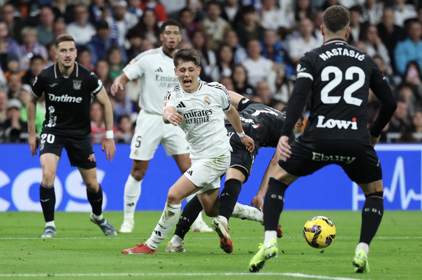 Imagen La foto del polémico penal que le cobraron a Real Madrid. Foto: AFP