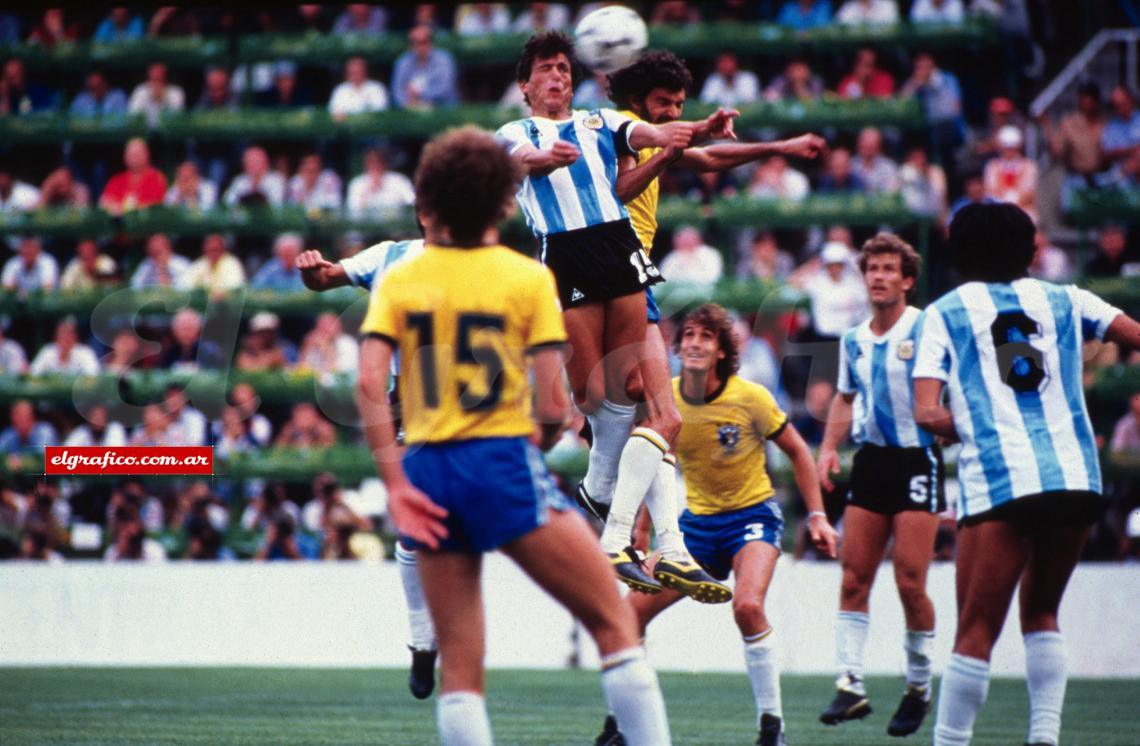 Imagen Defendiendo la camiseta de la Selección frente a Brasil en el Mundial de España 1982.