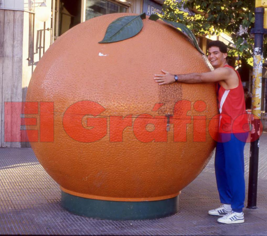 Produccíon para El Gráfico, abrazando una naranja.