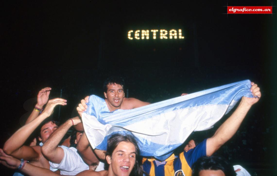 Imagen El capitán Omar Palma da la vuelta en brazos Canallas. En Arroyito - Rosario Central remonta el 0 a 4 del partido de ida frente al Mineiro y, por penales, se consagra campeón de la Conmebol 95.