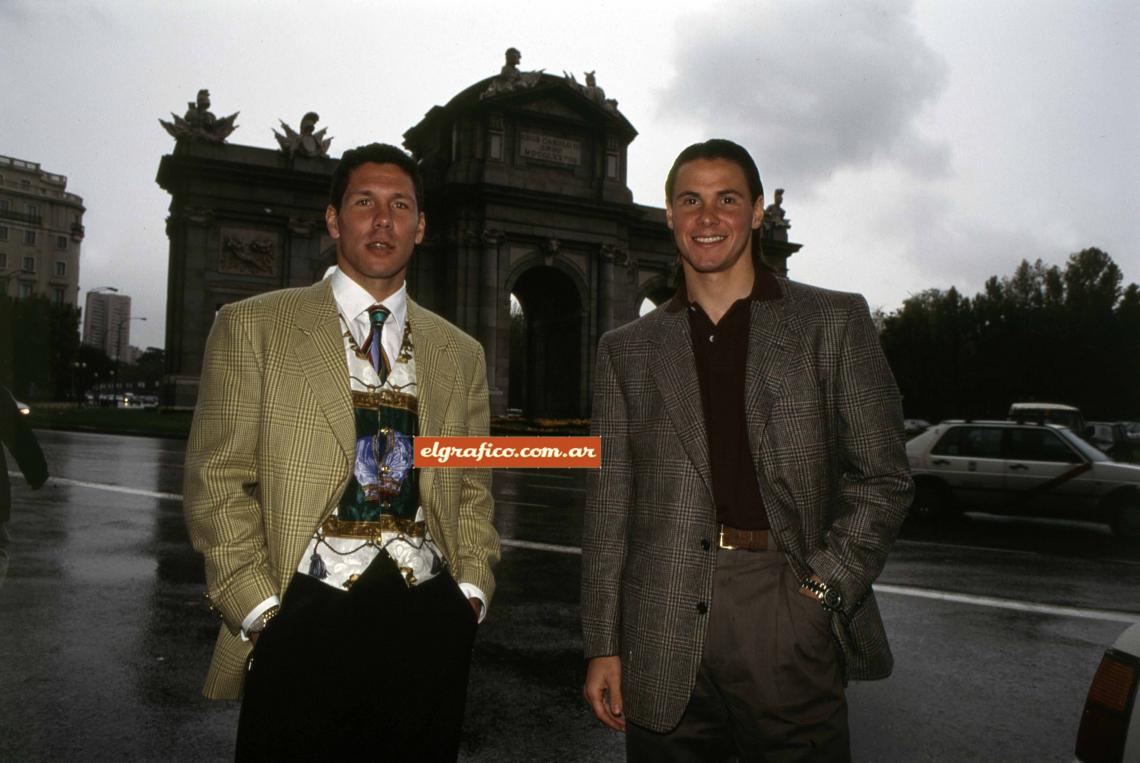 Imagen Diego Pablo Simeone y Fernando Carlos Redondo luciendo sus diferentes estilos de vestir delante de un símbolo de Madri: la Puerta de Alcalá.