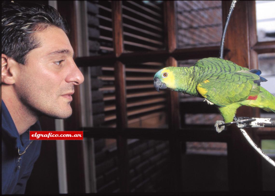 Imagen Cambio de perfil. En 1997 se hizo la cirugía estética en la nariz porque lo acomplejaba y así posó con la nueva, junto a su loro Petete. 