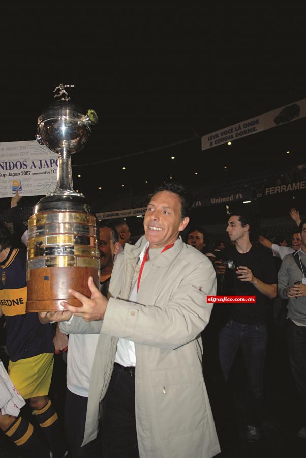 Miguel Ángel Russo con la Copa Libertadores en la mano.