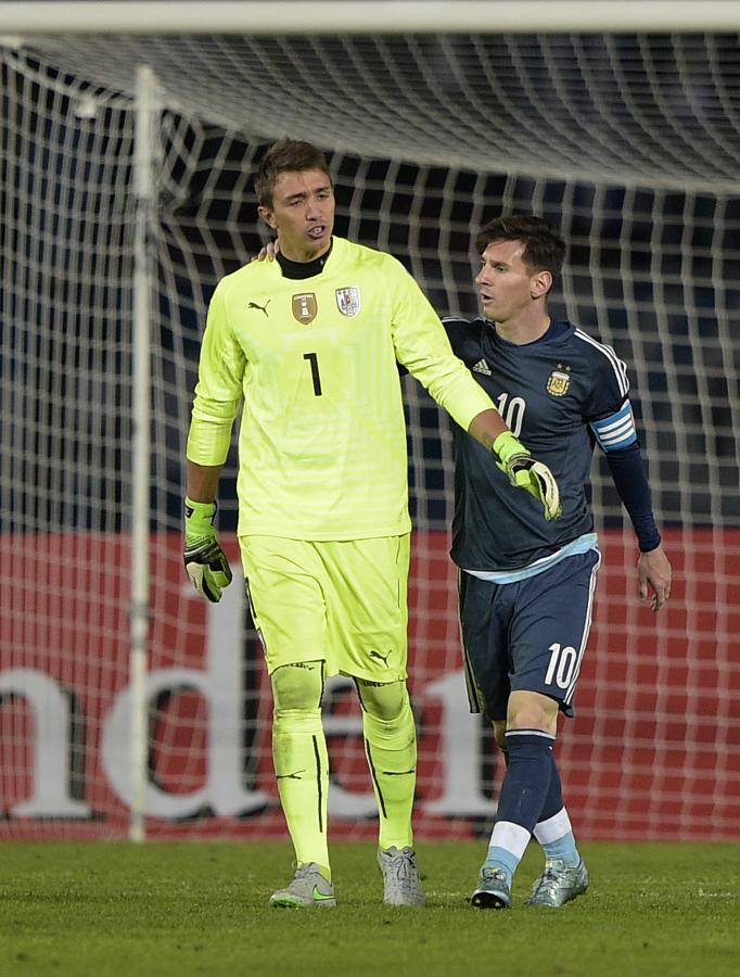 Imagen Muslera y Messi, rivales en los Uruguay-Argentina. Foto: AFP
