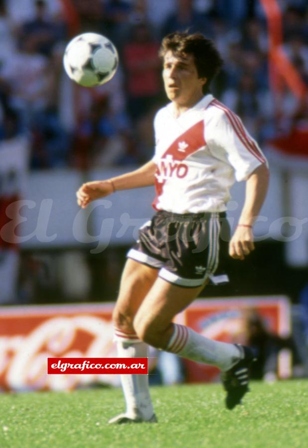 Imagen Surgió en Unión de Santa Fe, pasó brevemente por Instituto y llegó a River en 1991. Jugó con la banda roja hasta 1995.