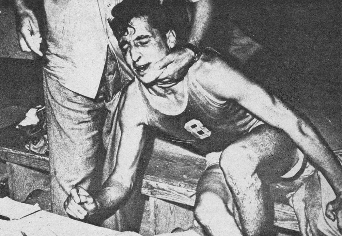 Imagen El precio de jugarse siempre. El elocuente gesto de dolor y la sangre que aparece en su rostro. Sudamericano de 1963, en Lima: "Fue un codazo casual de Ricardo Duarte, la noche que perdimos contra Perú. El golpe me afectó los dientes, la nariz y el pómulo derecho, pero este torneo tiene especial significación para mí porque allí debuté en la selección argentina, Salimos cuartos..."