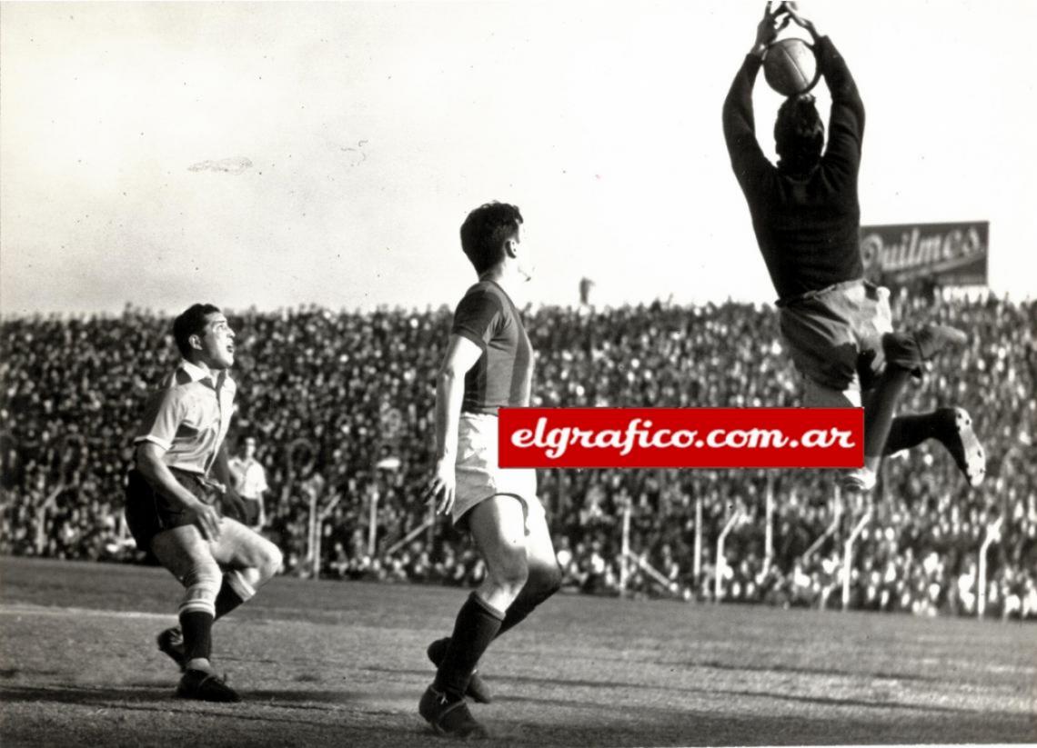 Imagen Blazina, el arquero del San Lorenzo campeón en 1946, retiene un centro con seguridad.