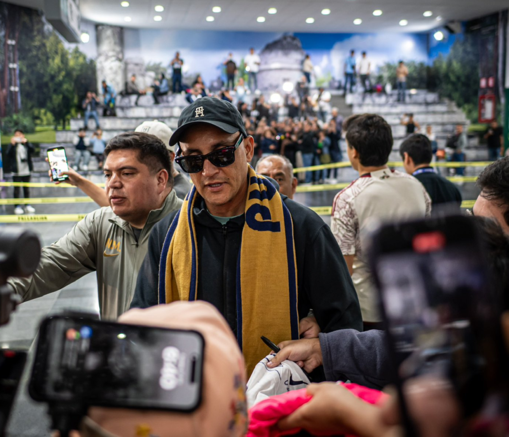 Imagen Navas fue abordado por hinchas de Pumas y periodistas en su arribo a México.