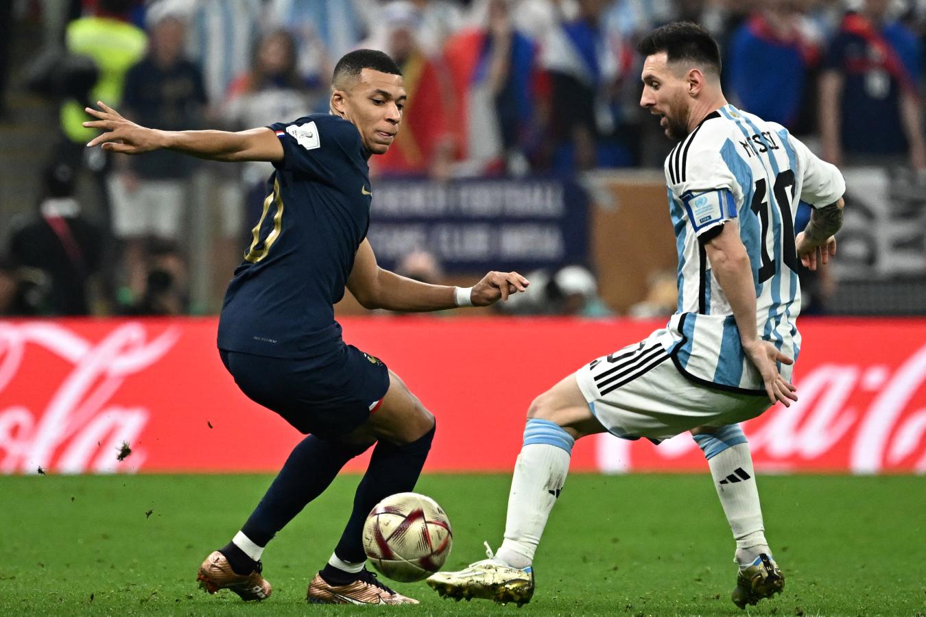 Imagen Messi y Mbappé en plena acción durante la Final del Mundo. Foto: AFP
