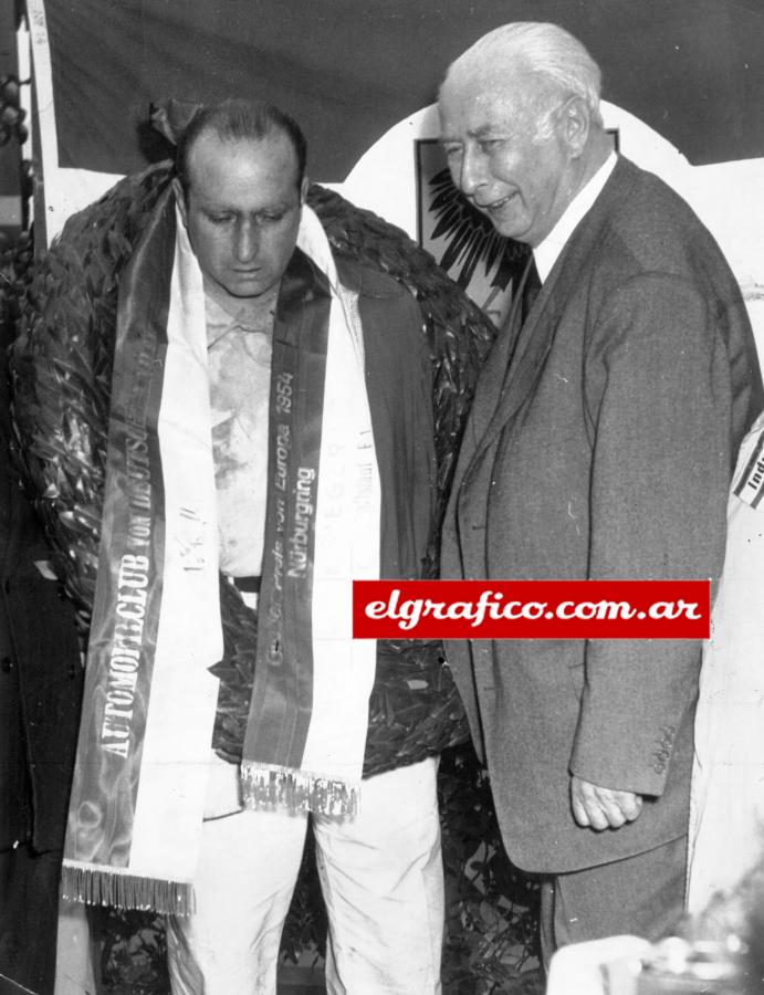 Imagen ¨Acabo de ganar el Gran Premio del 54 y el Presidente Heuss, de Alemania Occidental acaba de coronarme. Yo no estaba contento en lo absoluto,allí, un día antes habíamos perdido a ¨Pinocho¨ Marimón¨.