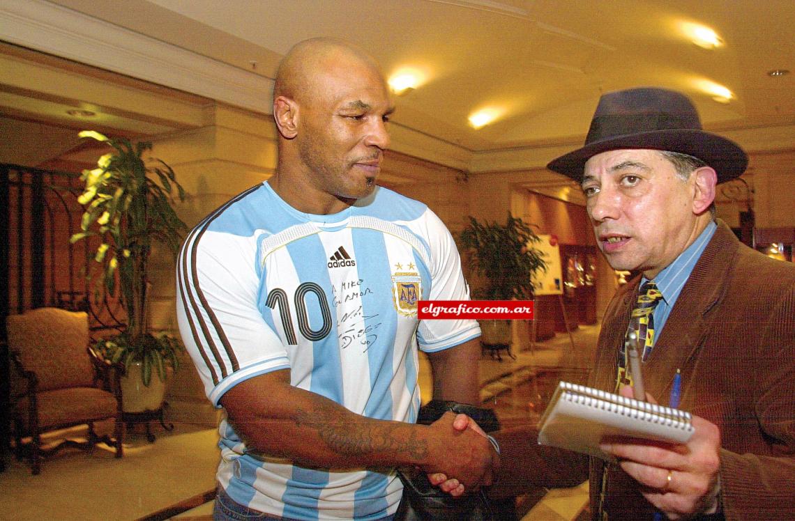 Imagen Tyson saluda a Carlos Irusta, periodista de El Gráfico.