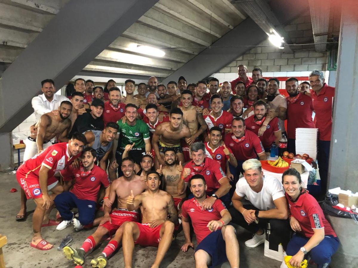 Imagen La alegría del plantel y cuerpo técnico de Argentinos Juniors en el vestuario tras vencer 1-0 a Arsenal