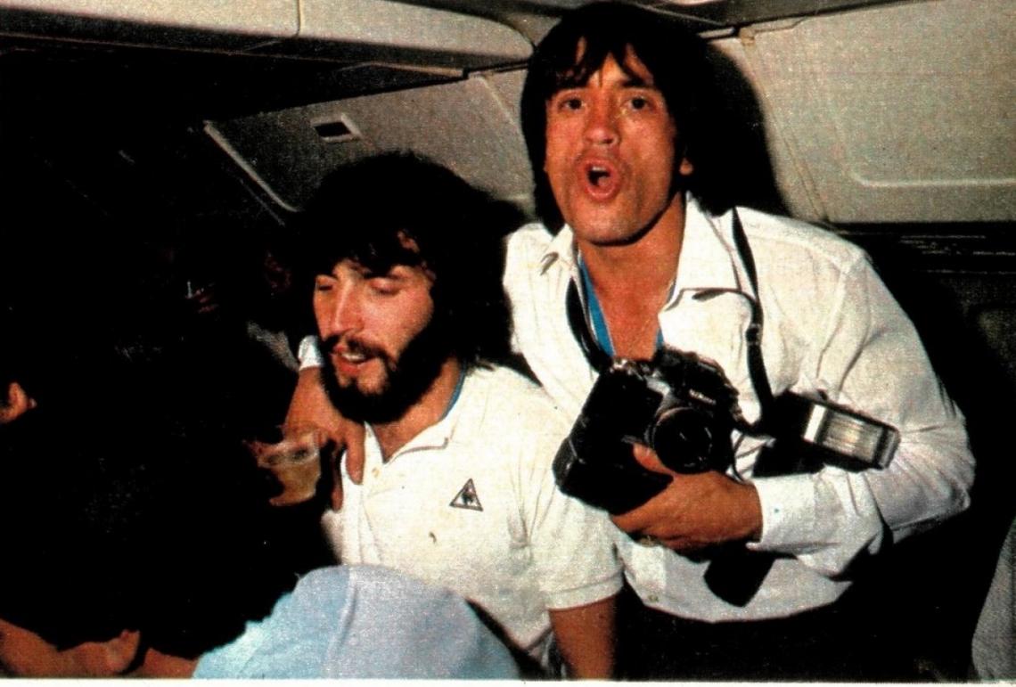 Imagen Ya sabemos cuál es el hobby de Almirón, aunque el Checho Batista no está muy convencido. No es una pose.