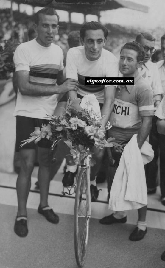 Imagen Camiseta "arc en ciel" (colores del arco iris) de campeón del mundo. La vistió tres ve-ces. (Aquí, en 1947. en París con Benfenatti.)