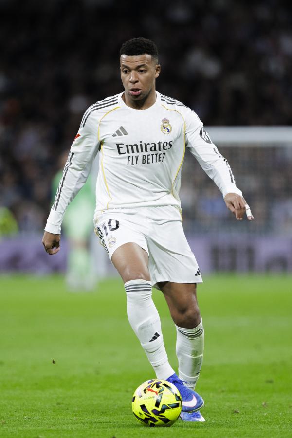 Imagen Mbappé sufrió un esguince en la rodilla izquierda: será baja tres semanas.
