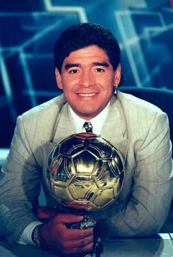 Imagen Maradona recibió un Balón de Oro especial en 1995.