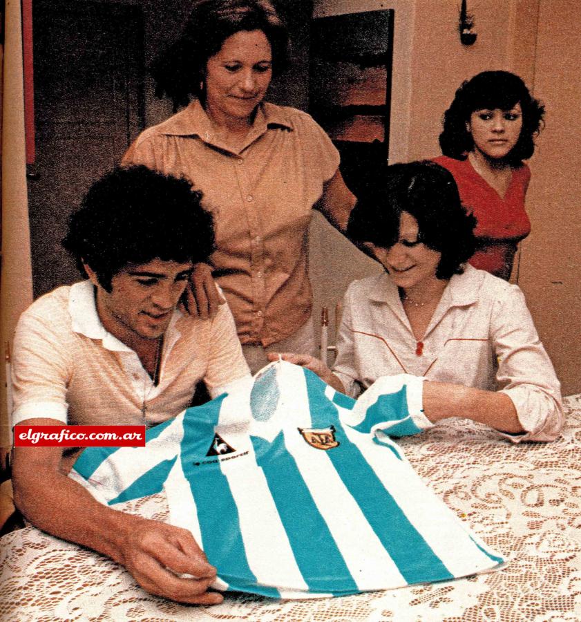 La emoción en la rueda familiar. Víctor, rodeado por su esposa, su madre y dos de sus hermanas, con la celeste y blanca. "La máxima ambición de mi vida es jugar el Mundial de España".