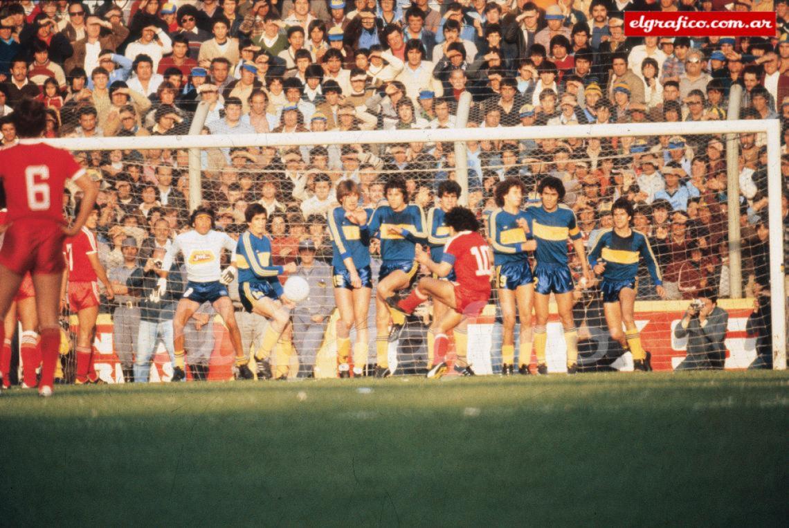 El partido consagratorio del Diez. Le convirtió 4 goles a Hugo Gatti (arquero de Boca) que lo había tratado de ¨gordito¨. Argentinos ganó 5 a 3 en cancha de Vélez.
