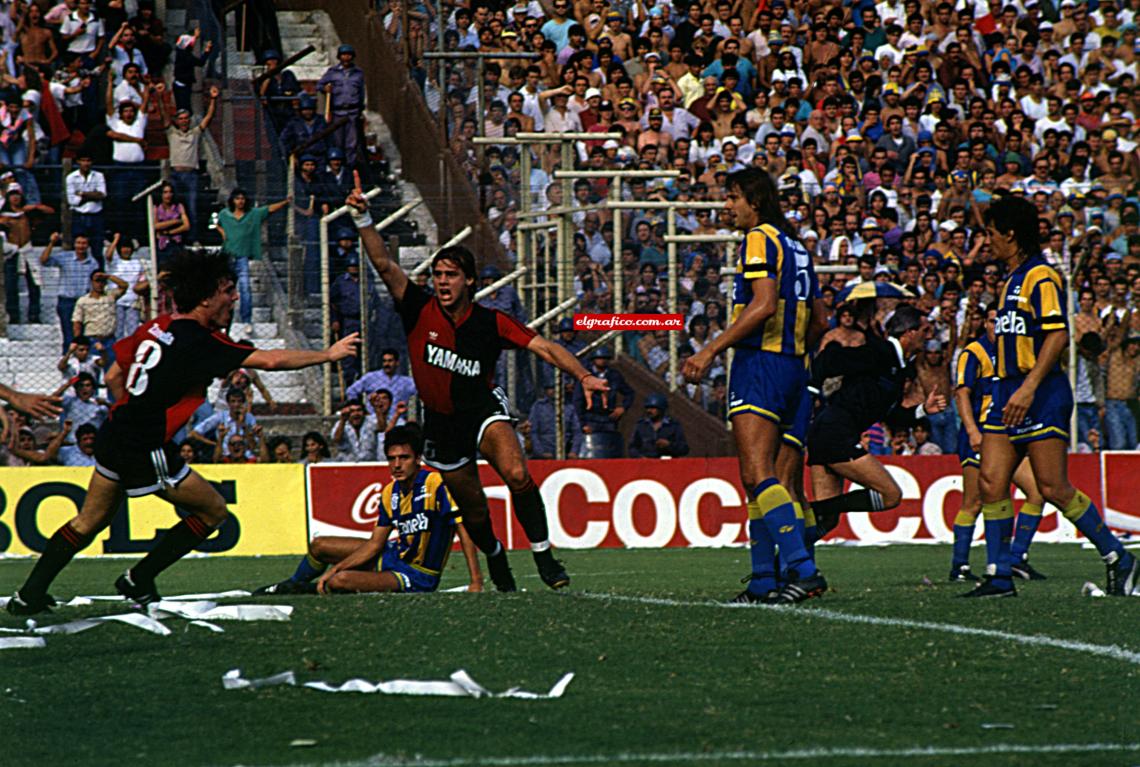 Imagen Mauricio Pochettino acaba de convertir el primer gol. Se le suma Berizzo a su festejo. Lo sufren Falaschi, Cornaglia, Cuffaro Russo y Uliambre.