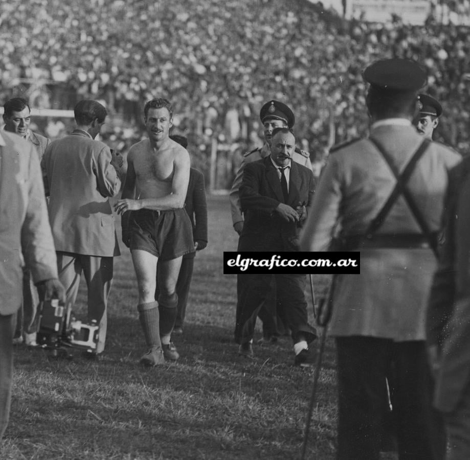 5 de diciembre de 1951. Final con Banfield. Después del gol que trajo el tercer campeonato consecutivo a Racing.