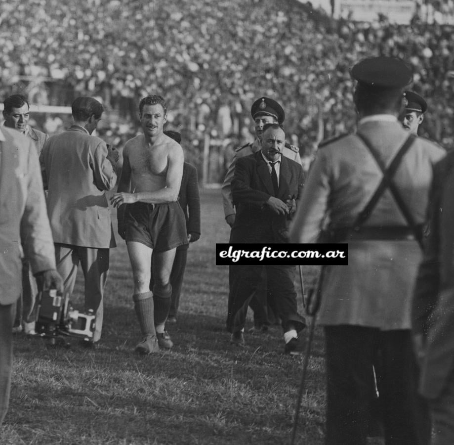 Imagen 5 de diciembre de 1951. Final con Banfield. Después del gol que trajo el tercer campeonato consecutivo a Racing.