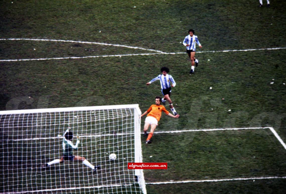 Ubaldo Fillol ataja un remate clave en la final del Mundial de 1978 frente a Holanda.