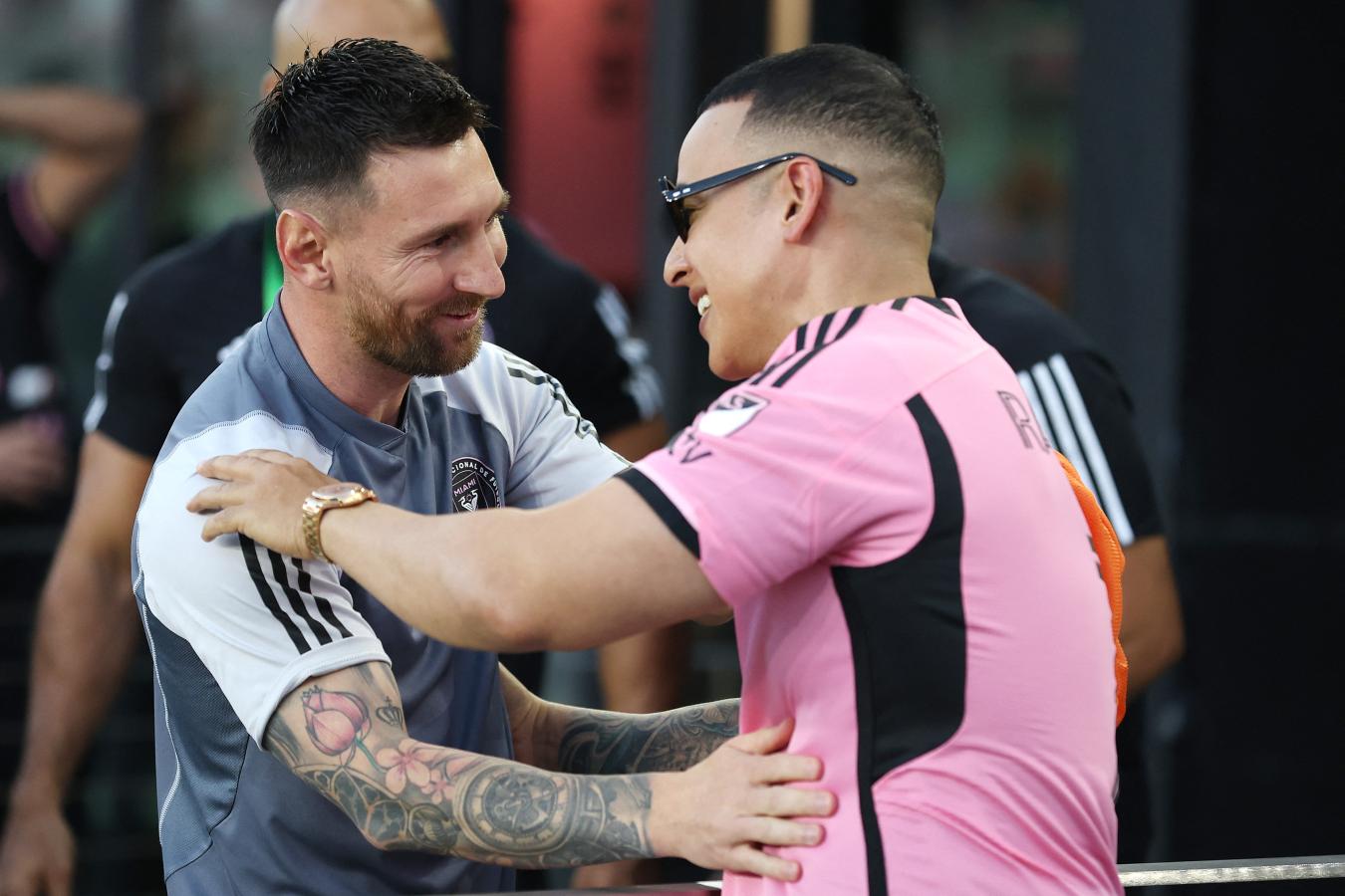 Imagen Messi y Daddy Yankee, juntos antes del comienzo del encuentro (AFP).