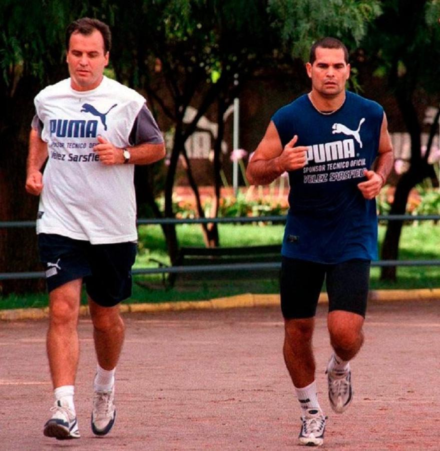 Imagen Bielsa y Chilavert en Vélez. El paraguayo no guarda gratos recuerdos del rosarino.