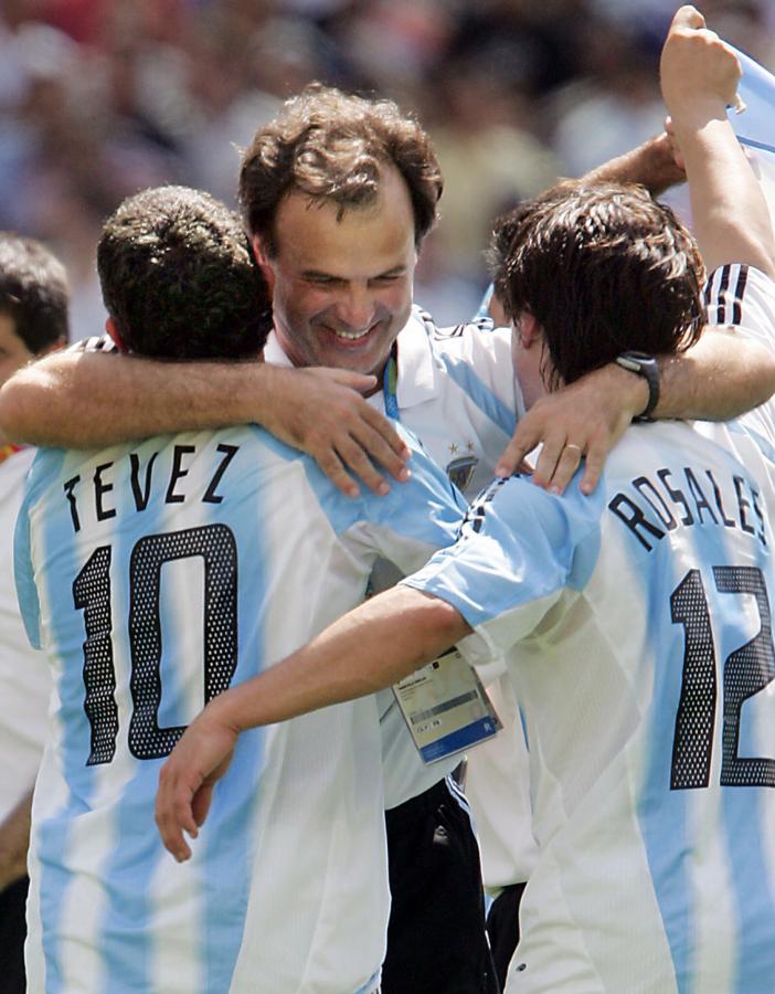 Imagen Carlos Tevez y Mauro Rosales celebrando la obtención del oro con Marcelo Bielsa.