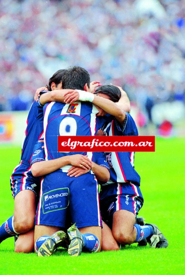 Imagen El 9 de Darío Gigena, una de las variantes de gol en un Talleres que las tiene de sobra. El equipo celebra con él.