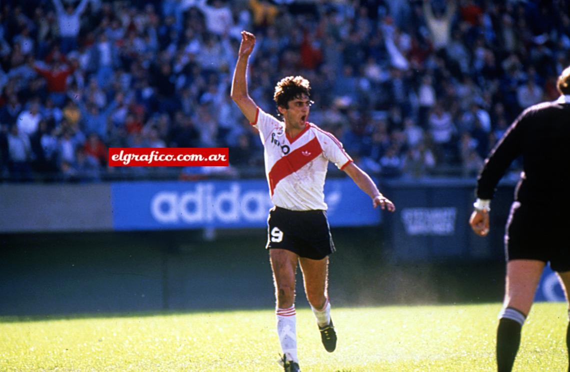 En su primer año en River jugó 27 partidos y convirtió 11 goles.