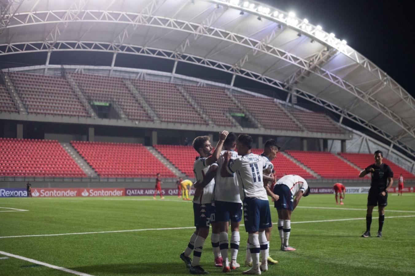Imagen Festeja Vélez en Chile el primer tanto de la noche. Bouzat abrió la cuenta en el primer tiempo. Foto: @Vélez