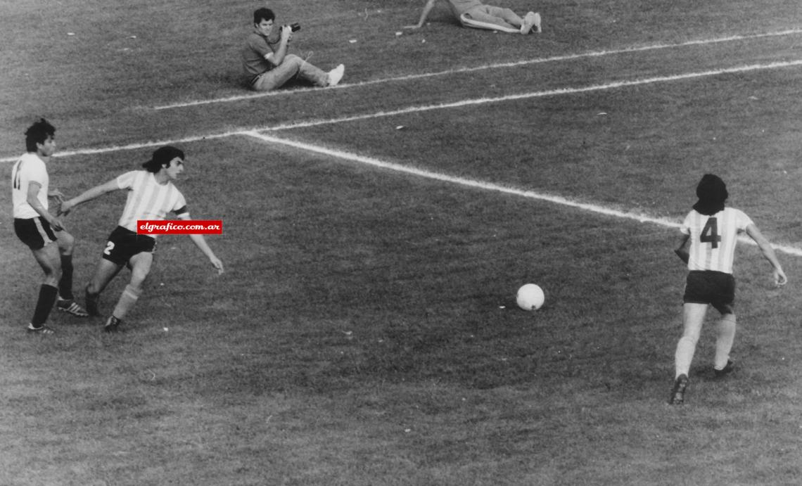 Imagen 1. Ibáñez y Paolino. Paolino queda superado. El Negro Ibáñez cuando toca para la entrada de Vidal, todavía ausente. El que ya tampoco juega es García Sangenis...