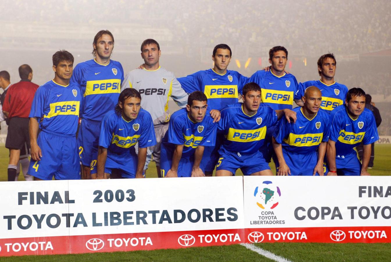 Imagen Aqui están, estos son... los campeones de Boca en la Copa Libertadores 2003 (MAURICIO LIMA / AFP)