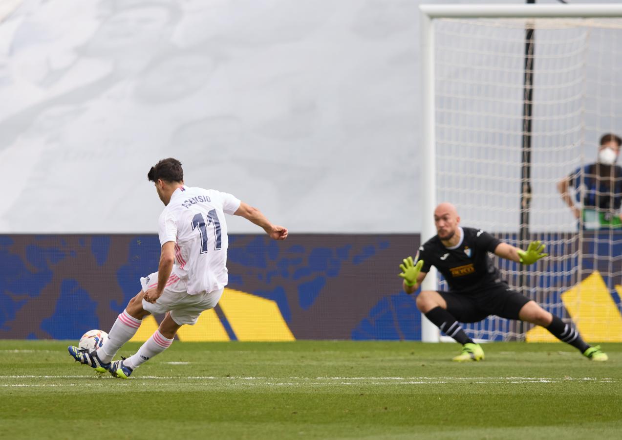 Imagen Pese al resbalón al momento de rematar, Asensio se las ingenió para abrir el score.