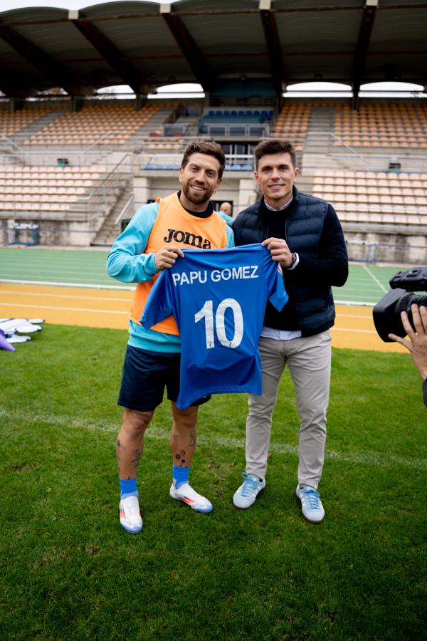 Imagen Matías Di Gregorio, uno de los gestores de la visita del Papu, junto al ex San Lorenzo. Foto: Manchego Prensa