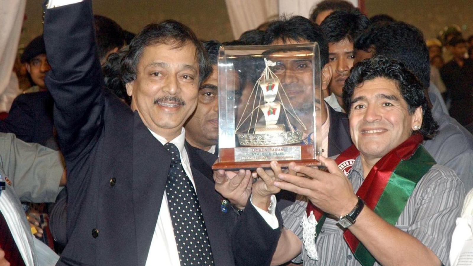 Imagen Maradona, agasajado por Mohun Bagan en 2008.