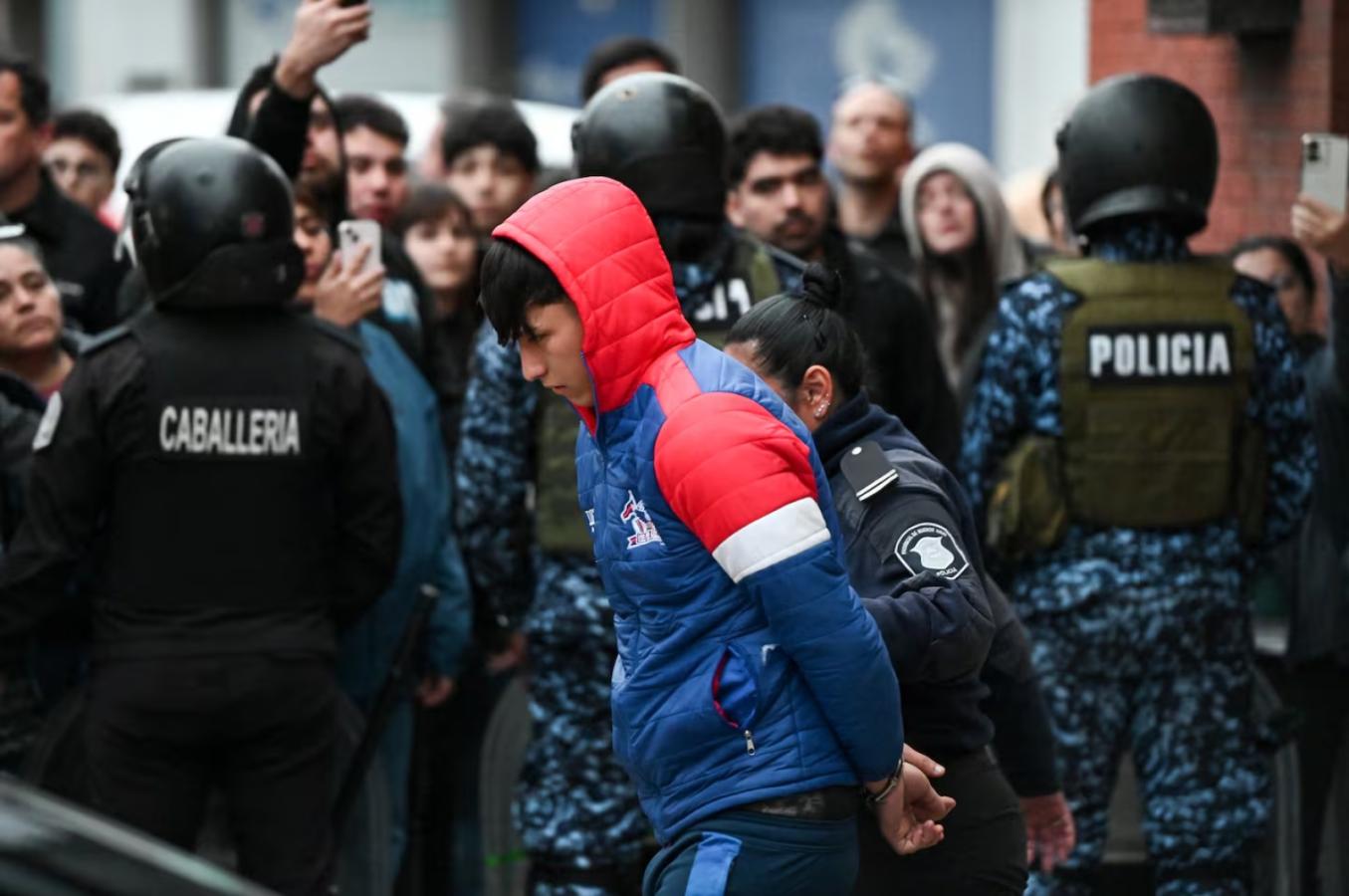 Imagen Uno de los 104 detenidos de la U de Chile. Ya fueron liberados. Reuters.