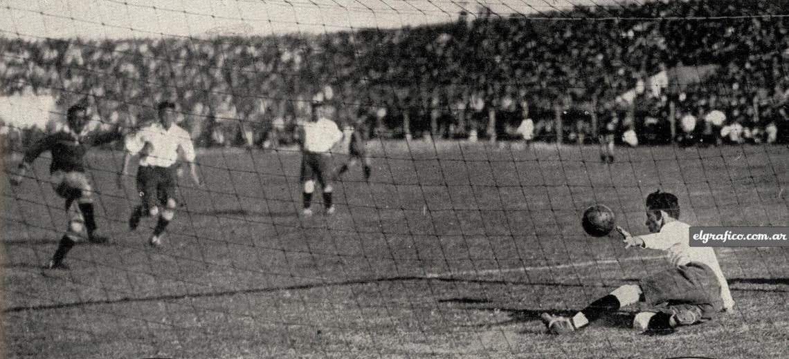 Imagen Arzeni, en un esfuerzo ponderable, detiene el tiro penal dirigido por Paolinetti, el cual, si bien no fue muy esquinado, llevaba suma potencia.