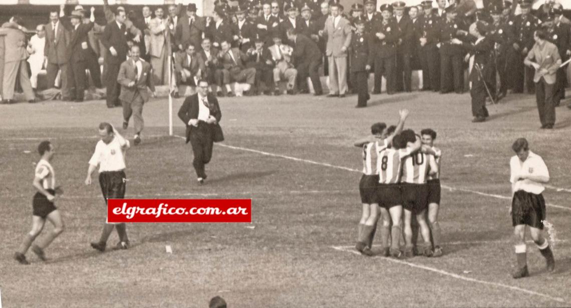 Imagen Los jugadores locales abrazan al 10 argentino después de su obra maestra. Los ingleses no lo pueden creer.