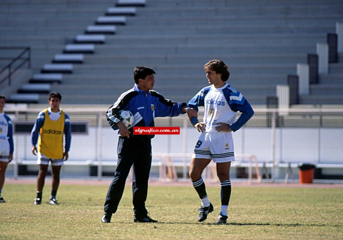 Imagen Passarella conversa con Gabriel Batistuta.